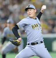 　７回に登板し力投する及川（撮影・西岡正）