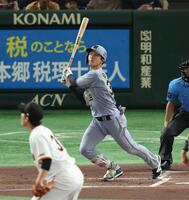 　２回、右越えに先制ソロを放つ小幡（撮影・金田祐二）