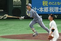 　２回、右越えに先制ソロを放つ小幡（撮影・金田祐二）