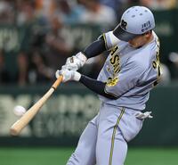 　２回、ソロを放つ小幡（撮影・田中太一）