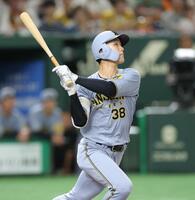 　２回、右越えに先制ソロを放つ小幡（撮影・西岡正）