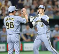 　２回、先制ソロを放ち、生還する小幡（撮影・西岡正）