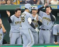 　２回、先制ソロを放った小幡（中央）を祝福する大山（左）と森下（右）＝撮影・西岡正