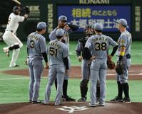 　３回、制球が定まらずマウンドで厳しい表情のデュプランティエ（撮影・金田祐二）