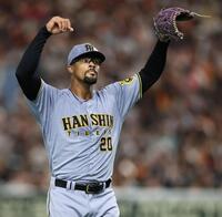 　３回のピンチを切り抜け、ベンチへ戻るデュプランティエ（撮影・田中太一）