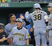 　４回、右犠飛を放った小幡（右）とタッチを交わすデュプランティエ（撮影・西岡正）