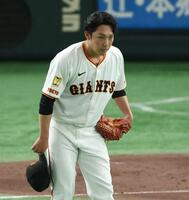 　４回終了時、死球を与えた坂本に謝る赤星（撮影・金田祐二）