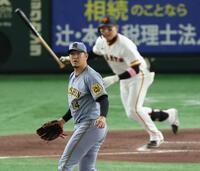 　４回、丸に中前適時打を浴びる岩貞（撮影・金田祐二）