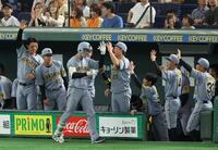 　２回、右越えに先制ソロを放ち、ナインに迎えられる小幡（撮影・金田祐二）