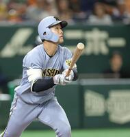 　２回、右越えに先制ソロを放つ小幡（撮影・西岡正）