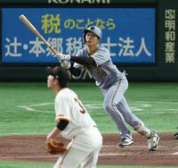 　４回、右犠飛を放つ小幡（撮影・金田祐二）