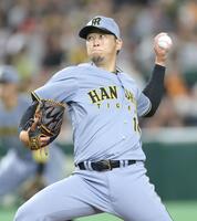 　４回に登板し力投する岩貞（撮影・西岡正）