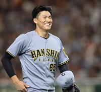 　６回、巨人打線を無失点に抑え、笑顔でベンチへ戻る湯浅（撮影・田中太一）