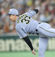 　７回に登板し力投する及川（撮影・西岡正）