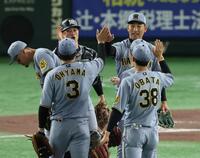 　９回、３人で締め笑顔でナインとタッチする岩崎（撮影・金田祐二）