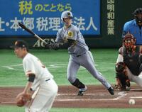 　４回、中前打を放つ中野（撮影・金田祐二）