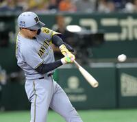 　４回、右前打を放つ森下（撮影・西岡正）