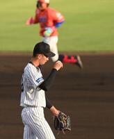 　１回、知念（奥）に先制２ランを浴びた今朝丸（撮影・西田忠信）