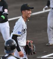 　初回に先制を許すも明るい表情でベンチに戻る今朝丸（撮影・西田忠信）