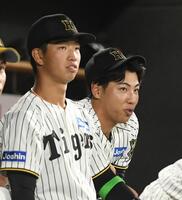 　ベンチで百崎（左）と言葉を交わす工藤（撮影・西田忠信）