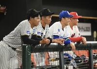 　ベンチで言葉を交わす（左から）工藤、今朝丸、草加、高（撮影・西田忠信）