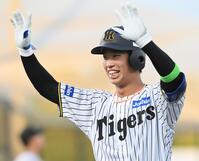 　３回、左前打を放ちポーズを決める百崎（撮影・西田忠信）