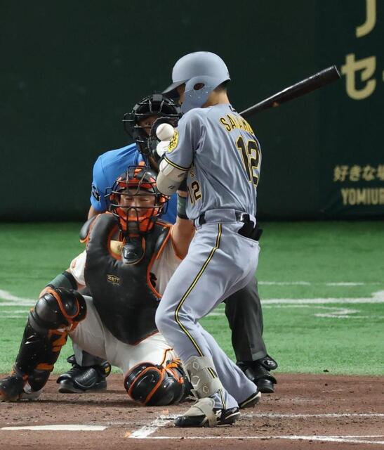阪神・坂本 左肩付近の死球にファン悲鳴「やめて」 首振ってベンチ制す