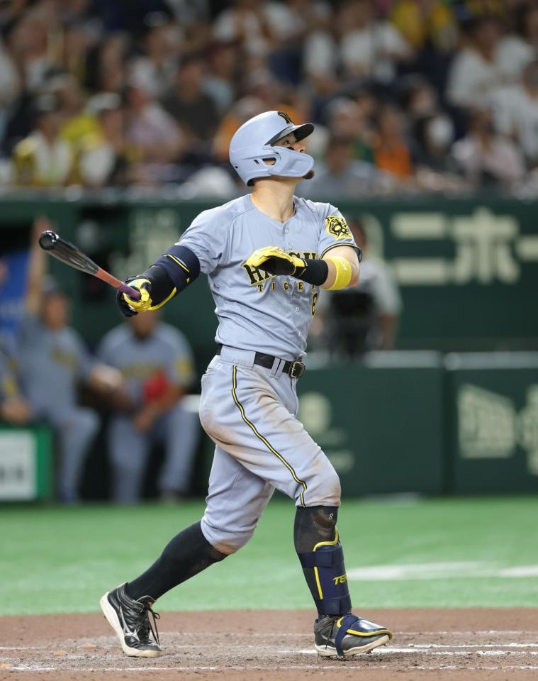 　１１回、先制２ランを放つ佐藤輝（撮影・西岡正）