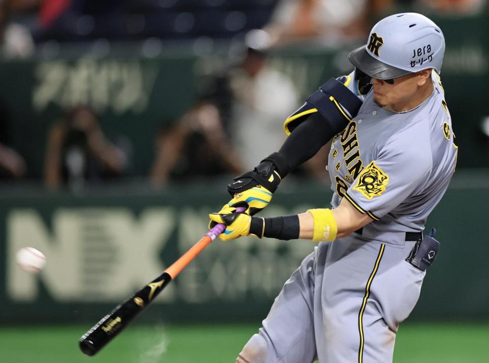 　１１回、２ランを放つ佐藤輝（撮影・田中太一）