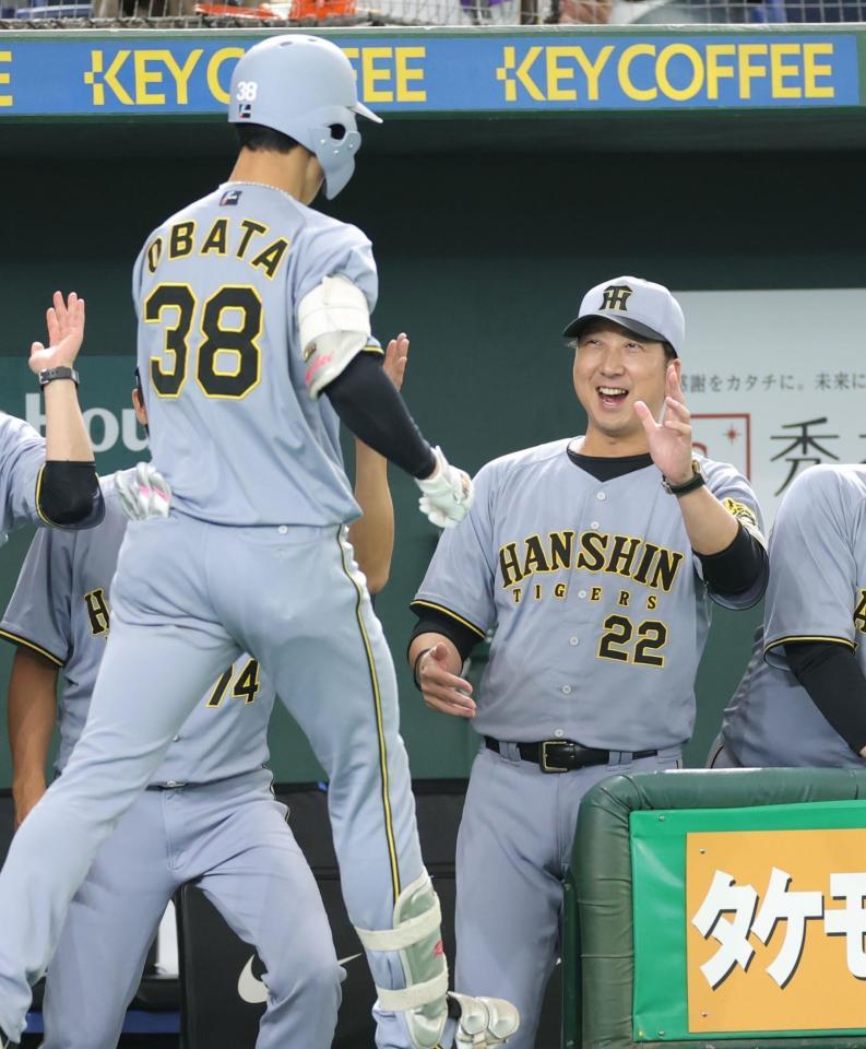 　２回、先制ソロを放った小幡（左）を迎える藤川監督（撮影・西岡正）