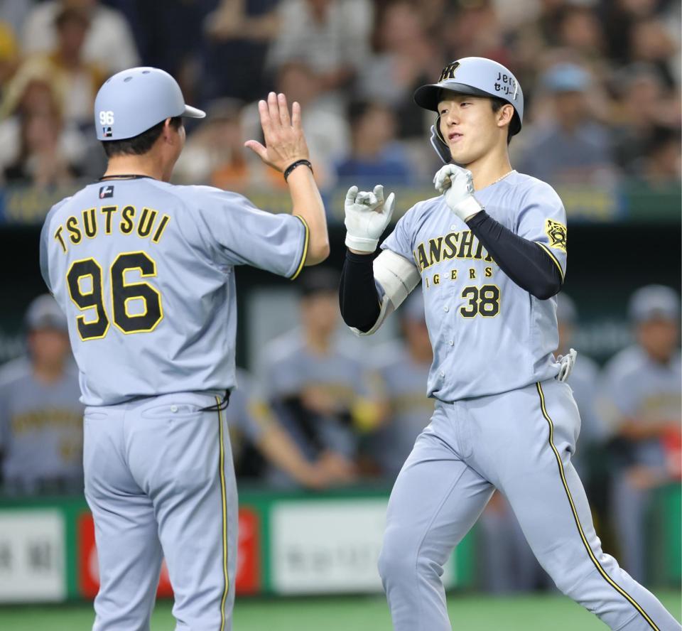 　２回、先制ソロを放ち、生還する小幡（撮影・西岡正）