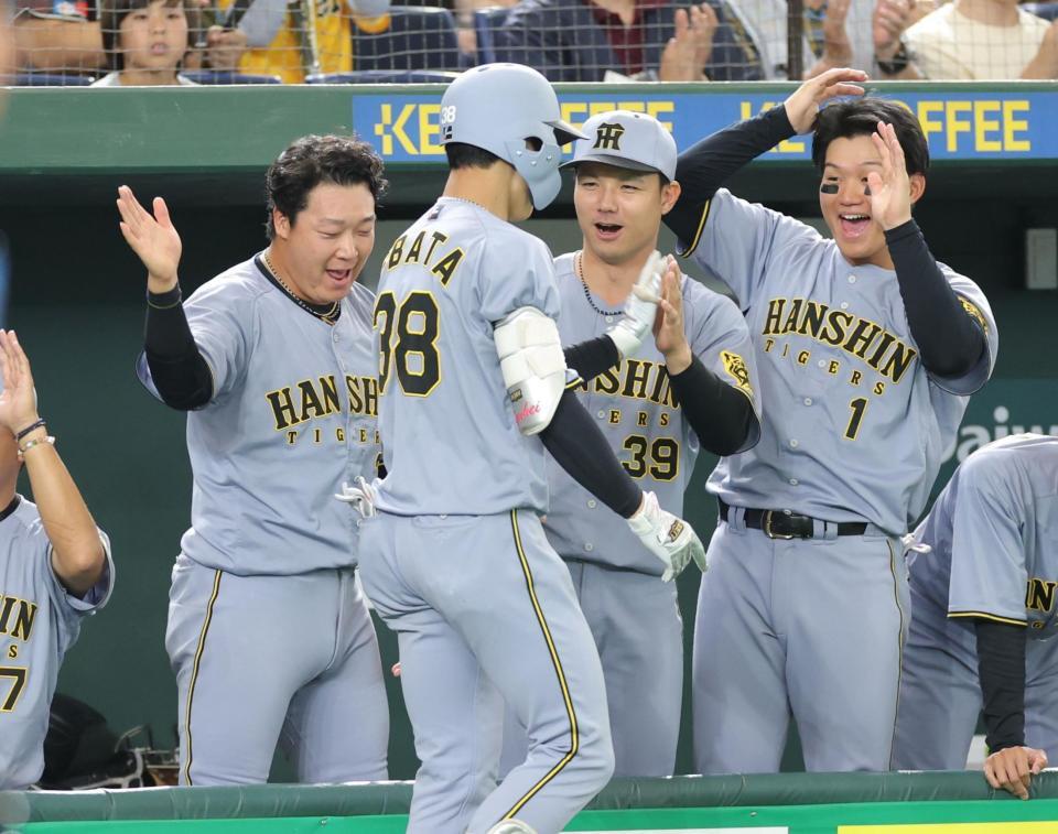 　２回、先制ソロを放った小幡（中央）を祝福する大山（左）と森下（右）＝撮影・西岡正