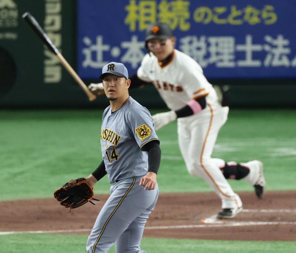 　４回、丸に中前適時打を浴びる岩貞（撮影・金田祐二）