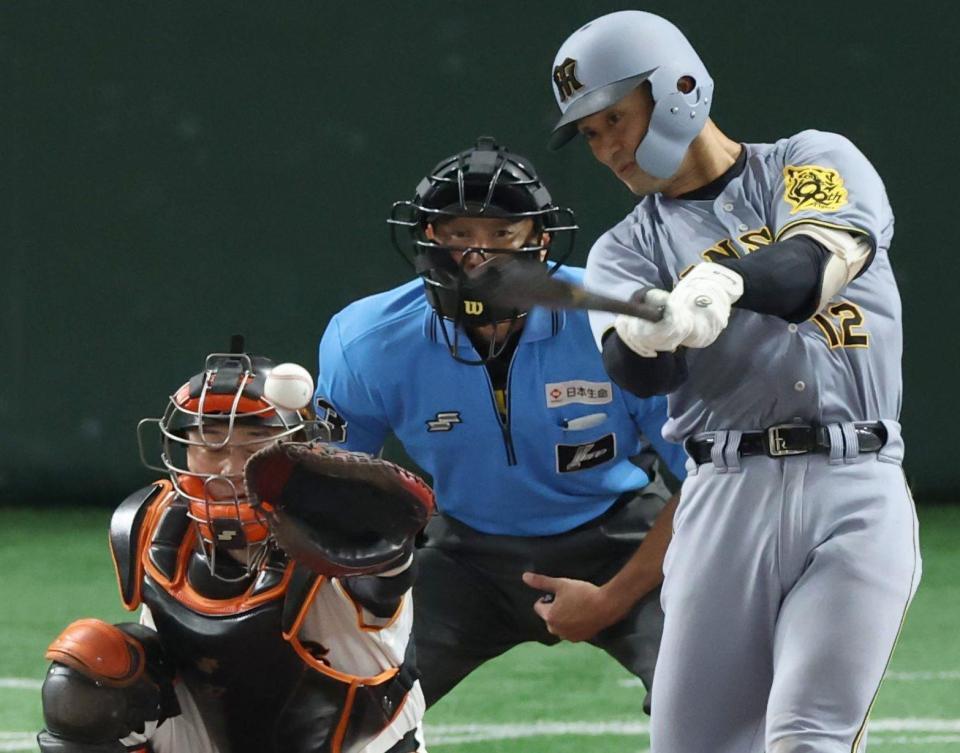 　６回、坂本のファウルチップが当たる岸田（撮影・金田祐二）