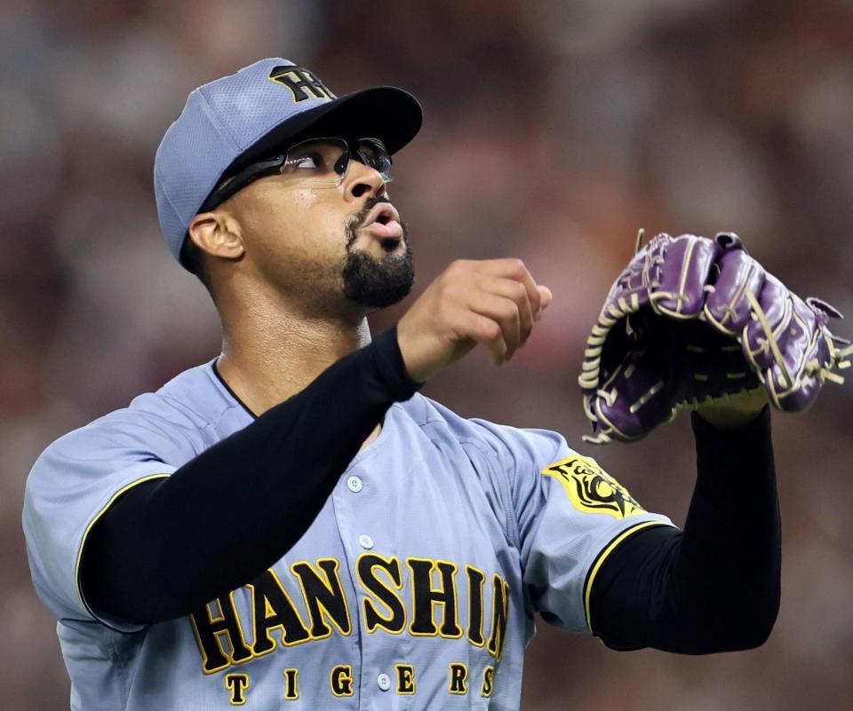 　３回、ピンチを切り抜けベンチへ引き揚げるデュプランティエ（撮影・田中太一）