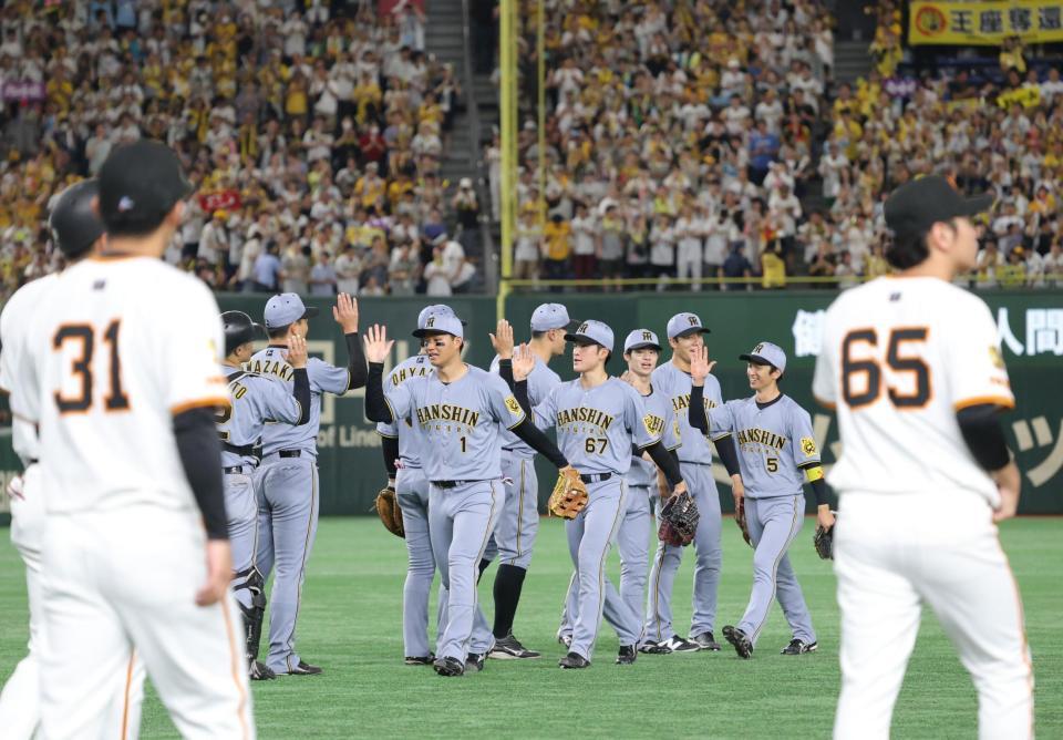 　巨人に連勝し、タッチを交わす阪神ナイン（撮影・西岡正）