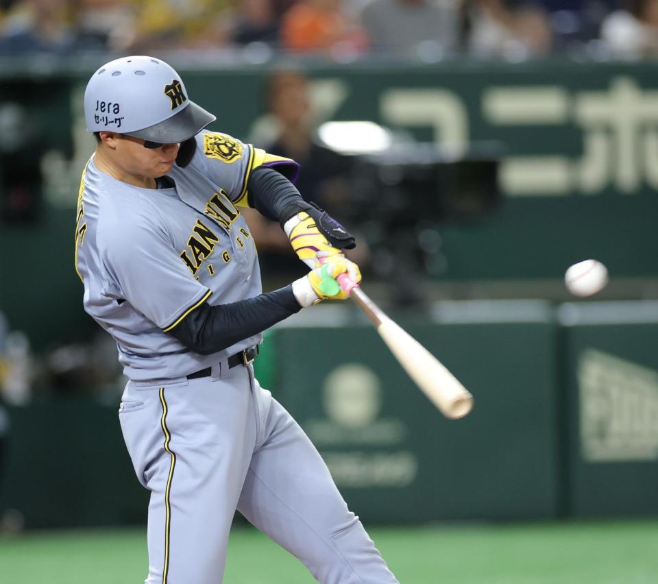 　４回、右前打を放つ森下（撮影・西岡正）