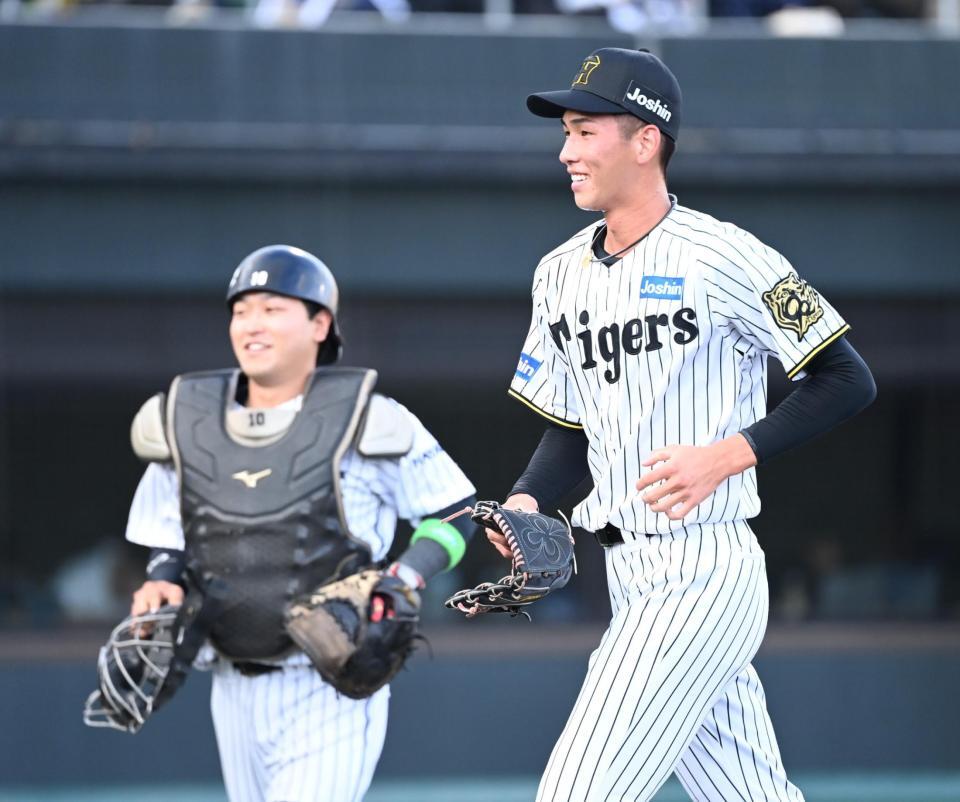 　１回を投げ終え、ベンチに戻る今朝丸（右）と深草のバッテリー