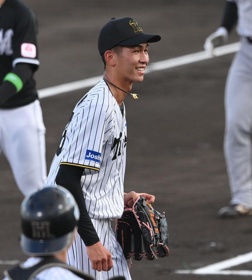 　初回に先制を許すも明るい表情でベンチに戻る今朝丸（撮影・西田忠信）