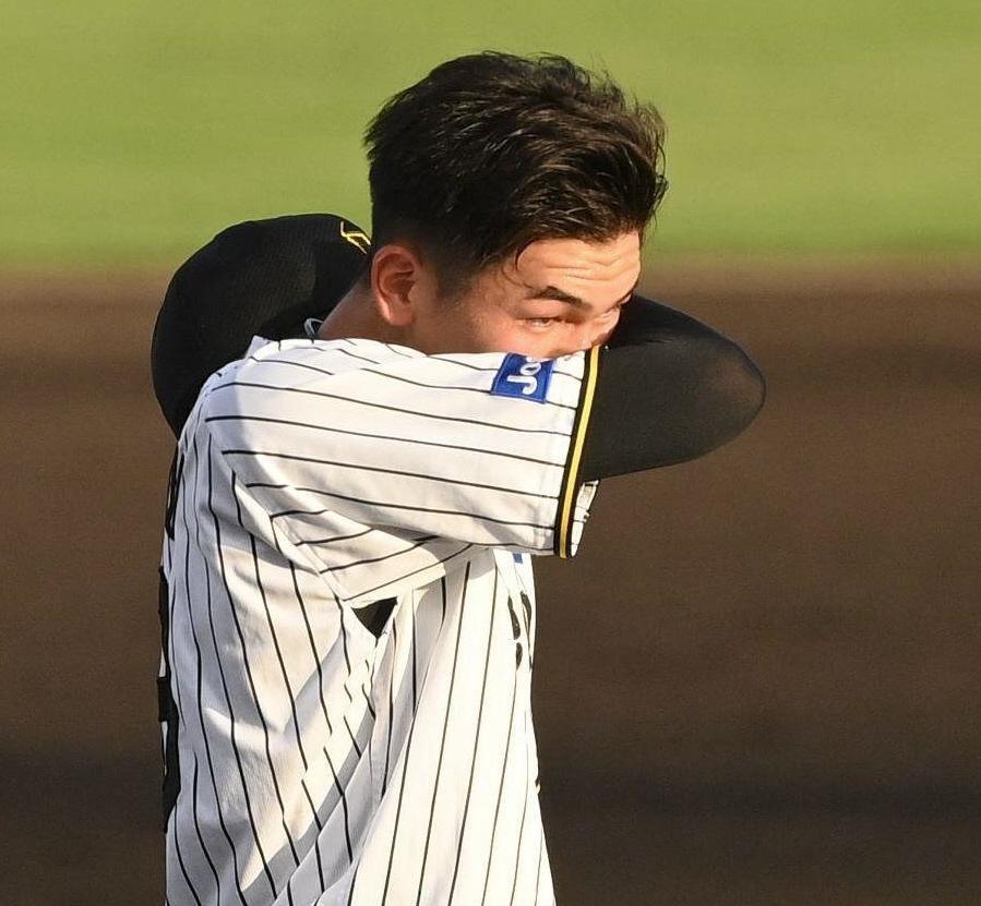 　１回、汗をぬぐう今朝丸（撮影・西田忠信）