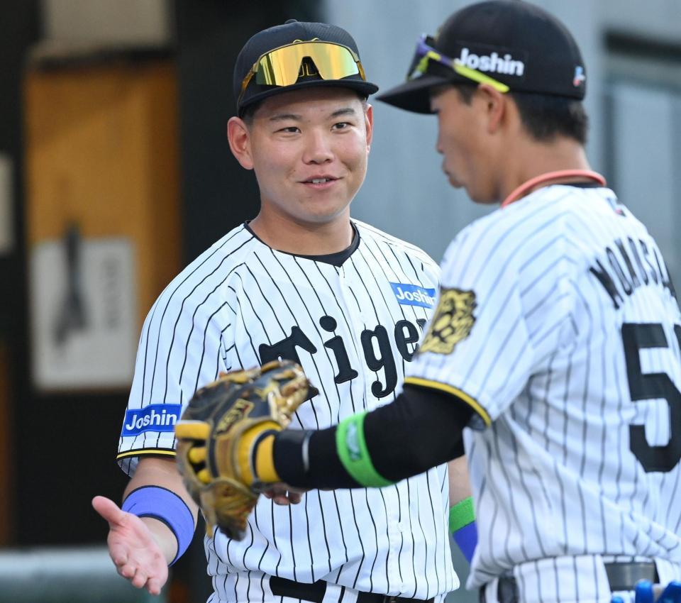 　３回の守備を終えた百崎（右）を迎える嶋村（撮影・西田忠信）