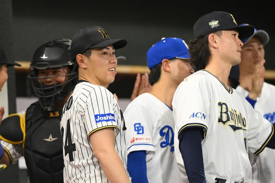 　９回の守備を終えたナインを迎える工藤（左から２人目）＝撮影・西田忠信