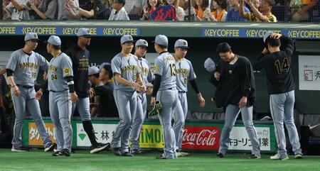 　岩崎と笑顔の湯浅（撮影・金田祐二）