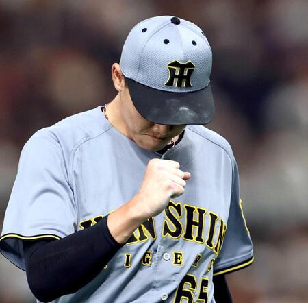 　６回、巨人打線を無失点に抑えガッツポーズをしながら戻る湯浅（撮影・田中太一）