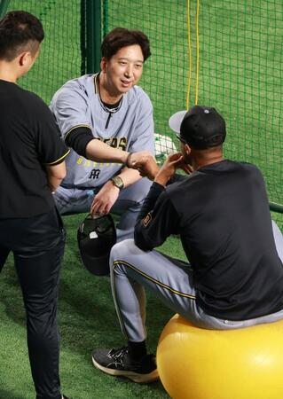 　デュプランティエと話し込む藤川監督（撮影・金田祐二）
