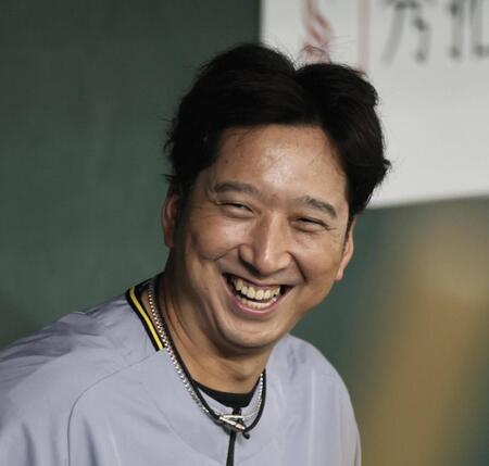 ベンチで話をする藤川監督＝東京ドーム（撮影・田中太一）Ｏｕｔｌｏｏｋ　ｆｏｒ　ｉＯＳ　［ｈｔｔｐｓ：／／ａｋａ．ｍｓ／ｏ０ｕｋｅｆ］　を入手