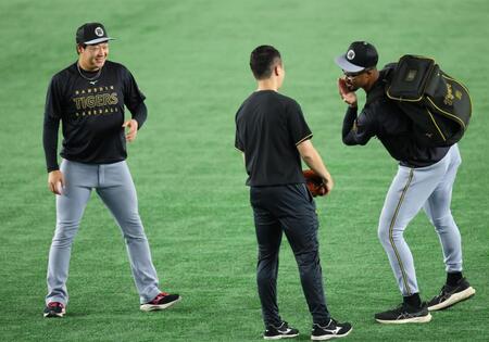 　デュプランティエと談笑する大山（撮影・金田祐二）
