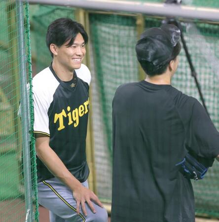 　大勢（右）と談笑する湯浅（撮影・西岡正）