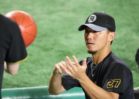 　調整する伊藤将（撮影・金田祐二）