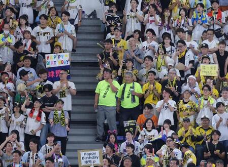 　藤川監督の誕生日を祝福する阪神ファン（撮影・西岡正）